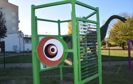 dzieci bawiące się na unowocześnionym placu zabaw