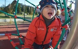 dzieci na samej g&oacute;rze wspinaczki