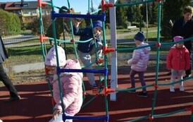 dzieci sie wspinają i kobieta kt&oacute;ra ich pilnuje