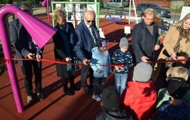 dzieci na huśtawce i dzieci patrzące sie jak sie huśtają