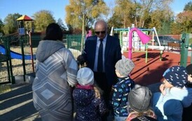 kobieta wręczjąca kwiatki na patyku