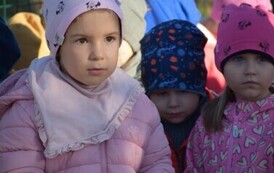 dziewczynka ubrana  na r&oacute;żowo 