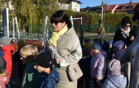 trojka dzieci czekająca na możliwośc wejścia na plac zabaw