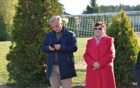 oficjalny uścisk dłoni dw&oacute;ch dorosłych 