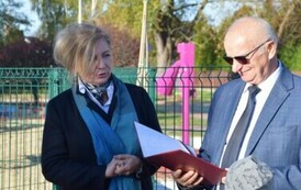dzieci i dw&oacute;jka dorosłych oraz unowoczęsniony plac zabaw