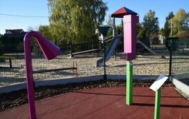 luneta,zjeżdżalnia oraz ławki na unowocześnionym placu zabaw