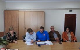 pięc os&oacute;b przeglądających papiery 
