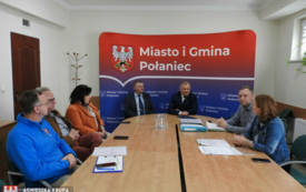 siedem os&oacute;b rozmawiającyh o inwestycji - Budowa infrastruktury kanalizacyjnej w Połańcu
