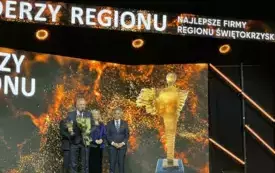 gala lider&oacute;w regionu i cztery osoby nna scenie