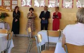 na zdjęciu znajdują się 4 osoby, od lewej wicedyrektor szkoły podstawowej, pani dyrektor szkoły podstawowej w połańcu kt&oacute;ra przemawia, kolejną osobą jest burmistrz miasta i gminy Jacek Nowak oraz po prawej stronie kierownik referatu spraw obywatelskich oś