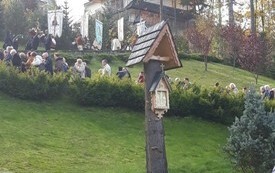 Widok na drewnianą kapliczkę