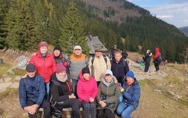Grupa senior&oacute;w na tle g&oacute;r