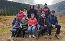 Grupa senior&oacute;w na tle g&oacute;r