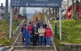 grupa senior&oacute; pod tablicą