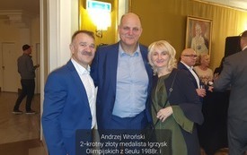 na zdjęciu znajdują się 3 osoby po lewej trener Tadeusz Szkwarek, w środku Andrzej Wroński 2-krotny medalista Igrzysk Olimpijskich z Seulu 1988r. i Atlanty 1996r, po prawej kobieta 