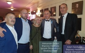 po prawej Adam Sandarski Brązowy medalista Igrzysk Olimpijskich z Moskwy 1980r, obok niego Aleksander Cichoń Brązowy medalista igrzysk Olimpijskich z Moskwą 1980r, natomiast po lewej stronie trener Tadeusz Szkwarek, na zdjęciu jest 5 os&oacute;b