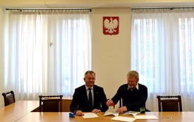 po lewej burmistrz Jacek Nowak po prawej prezes zarządu Ryszard Andrzej Gad, kt&oacute;ry podbija pieczątkę na umowie