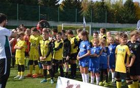 311174Połanieccy zawodnicy Czarnych na stadionie miejskim w ż&oacute;łtych i niebieskich strojach