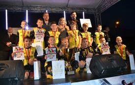 Zdjęcie grupowie Świętokrzyskich Orł&oacute;w w ż&oacute;łtych koszulkach z medalami i dyplomami