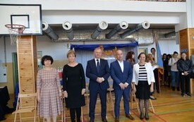 5 os&oacute;b na zdjęciu, po prawej stronie wicedyrektor Małgorzata Sokołowska, obok radny Andrzej Baran, kolejno sekretarz Bogumiła Niespodziewana oraz po lewej stronie zdjęcia dyrektor szkoły podstawowej Gabriela Zielińska, osoby na zdjęciu stoją
