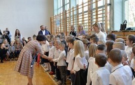 pani dyrektor pasuje uczni&oacute;w na pierwszoklasist&oacute;w oł&oacute;wkiem