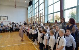 pani dyrektor pasuje uczni&oacute;w na pierwszoklasist&oacute;w oł&oacute;wkiem