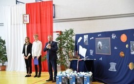 po prawej stronie przemawia burmistrz Jacek Nowak, obok burmistrza przewodniczący szkoły, a po lewej uczennica szkoły 