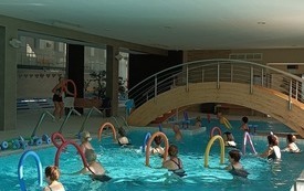 Na zdjęciu widać osoby wykonujące ćwiczenia w wodzie