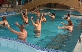 Na zdjęciu widać osoby wykonujące ćwiczenia w wodzie