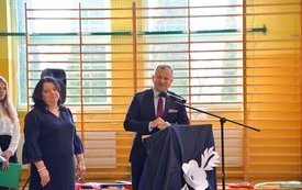 Przemawia burmistrz - Jacek Benedykt nowak, obok stoi dyrektor - Małgorzata Łukaszek