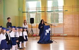 Przewawia dyrektor Szkoły w Ruszczy - Małgorzata Łukaszek, po lewej grupa pierwszoklasit&oacute;w i wychowawca