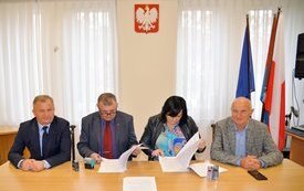 Od lewej:  burmistrz - Jacek Nowak, zastępca burmistrza Jarosław Kądziela, kt&oacute;ry podpisuje umowę, prezes PGK Magdalenie G&oacute;ral, kt&oacute;ra podpisuje umowę oraz kierownik - Adam Bryk, radny - Andrzej Wawrzyniec
