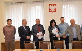 Od lewej: pracownik urzedu radosław Pluciński, burmistrz - Jacek nowak, zastepca burmistrza Jarosław Kądziela przekazuje umowe prezez PGK Magdalenie G&oacute;ral, kierownik - Adam Bryk, radny - Andrzej Wawrzyniec składa gratulacje prezes