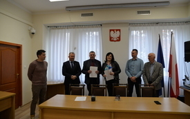 Od lewej: pracownik urzędu Radosław Pluciński, burmistrz - Jacek Nowak, zastepca burmistrza Jarosław Kądziela przekazuje umowe prezez PGK Magdalenie G&oacute;ral, kierownik - Adam Bryk, radny - Andrzej Wawrzyniec