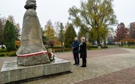 przed pomnikiem stoi po lewej burmistrz a po prawej sekretarz przed pomnikiem