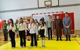 4 dziewczynki kt&oacute;re śpiewają, dziewczynki ubrane w białe bluzki
