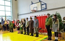 sześć os&oacute;b przedstawiających osoby patriotyczne, po prawej harcerze