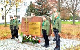 skwer Armii Krajowej  wraz z harcerzami