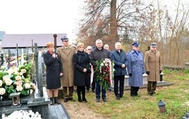 delegacja na grobie komendant policji, burmistrz, zastępca burmistrza oraz sekretarz gminy