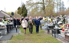 delegacja przewodniczący Rady Miejskiej wraz z radnymi składający kwiaty
