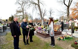 delegacja na grobie żołnierza burmistrz, zastępca oraz sekretarz z kwiatami