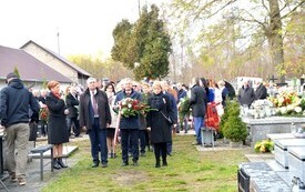 delegacja na grobie żołnierza burmistrz, zastępca oraz sekretarz z kwiatami