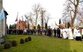 procesja wok&oacute;ł kościoła wraz z uczestkikami we mszy