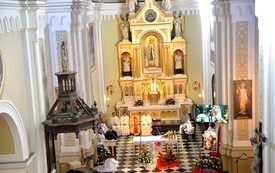 ołtarz oraz księża, ministranci kt&oacute;rzy odprawiają mszę świętą