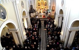 zdjęcie z ch&oacute;ru z g&oacute;ry na uczestnik&oacute;w we mszy świętej