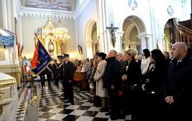 na zdjęciu burmistrz wraz z żoną, dyrektor z Ruszczy, radny, poczet sztandarowy wraz z uczestnikami we mszy świętej