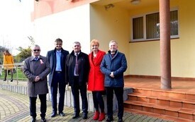 burmistrz, zastępca burmistrza, przewodniczący Rady Miejskiej oraz goście z Siarkopolu