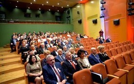 na zdjęciu widzowie burmistrz, radni, kierownicy referat&oacute;w, mieszkańcy, zastępca burmistrza, sekretarz gminy oraz zaproszeni goście