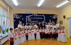 na zdjęciu grupa przedszkolak&oacute;w, nauczycieli, rodzic&oacute;w, dyrektorzy, burmistrz