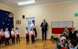 grupa przedszkolak&oacute;w, burmistrz i pani dyrektor